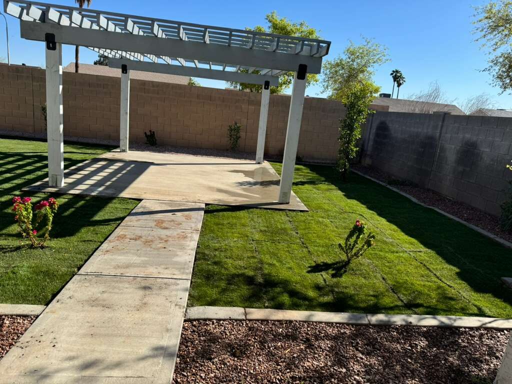 Equipo de JRL Landscaping LLC trabajando en Phoenix, AZ